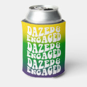 ぼんやりと夢中な結婚前のお祝い マーディ グラスのようなレトロなデザイン 缶クーラー (缶裏面)