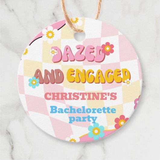 ぼんやりと幸せな花嫁の友達のためのレトロなグルーヴィーな70年代スタイル フェイバータグ (正面)