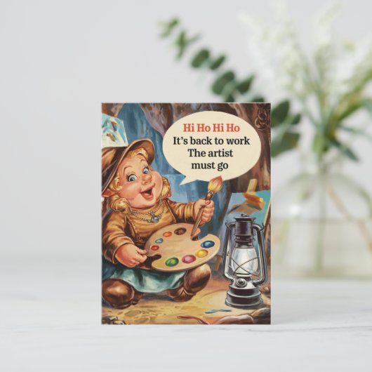 ぽっちゃりしたアーティスト・ドワーフが仕事に戻る ポストカード (スタンド正面)