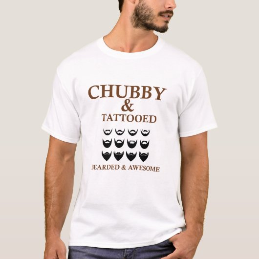 ぽっちゃりした及び髭がある及び素晴らしいティーの人を入れ墨しました Tシャツ (正面)