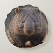 「ぽっちゃりチャーム：愛らしいオーストラリアのウォンバット」 ラウンドクッション (裏面)