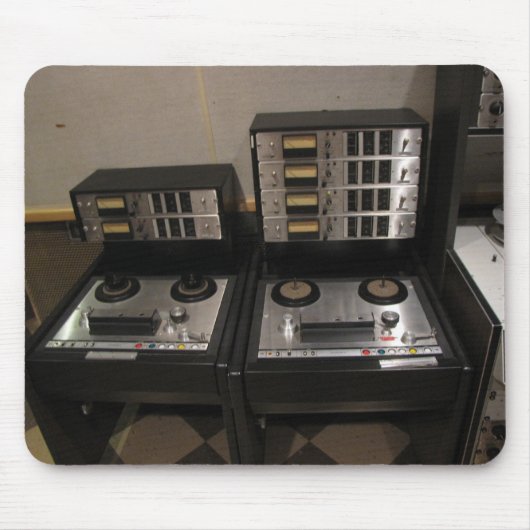 まさにクラシックなスタジオBの記録装置 マウスパッド (正面)