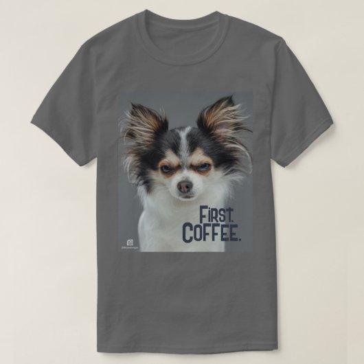 まずはコーヒー。 – カスタマイズ可能なチワワ Tシャツ (デザイン正面)
