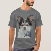 まずはコーヒー。 – カスタマイズ可能なチワワ Tシャツ (正面)