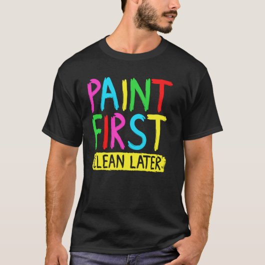 まずは指でペイント、後でお掃除 子供たちのアート作品 Tシャツ (正面)