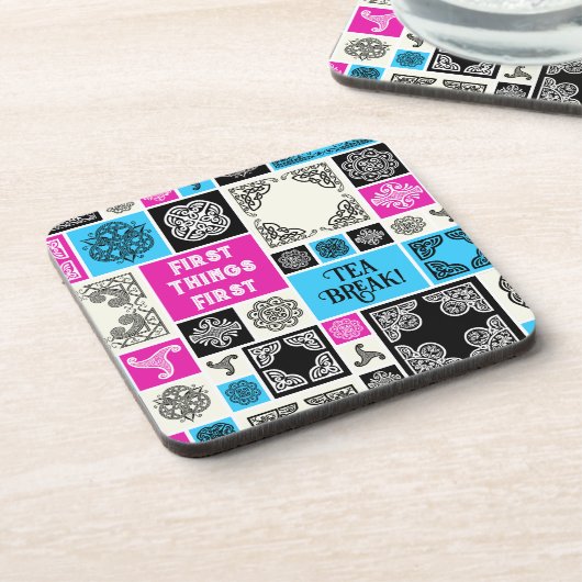 まずは茶休憩!マゼンおもしろいタ色と青 コースター (左側)