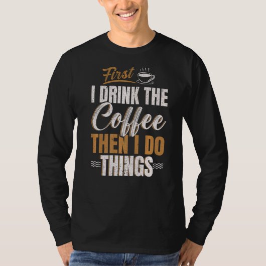まずコーヒーを飲み、それからカフェインを飲む Tシャツ (正面)