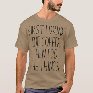 まずコーヒーを飲み、それから物事を続ける Tシャツ