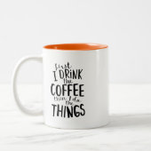 まずコーヒーを飲み、それから物事を行う ツートーンマグカップ (左)