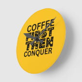 まずコーヒーを飲み、次に征服する ラウンド壁時計 (傾斜)