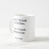 まずコーヒーを飲んでから地理を教える おもしろデザイン コーヒーマグカップ (正面左)