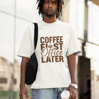 まずコーヒー、後に仕事 – おもしろいオフィスギフト Tシャツ