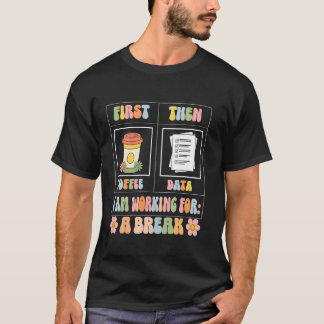 まずコーヒー、次にデータ 面白い特別支援学級の先生が休憩をとる Tシャツ