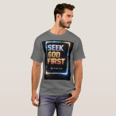 まず神を求めよ – コズミック グロー Tシャツ (マタイ 6:33) (正面フル)