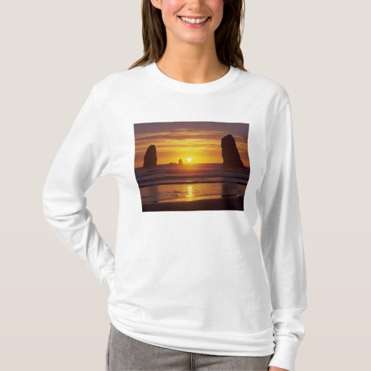 または、オレゴン州海岸、キャノンビーチ、2時の海食柱 Tシャツ (正面)