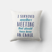 また生き延び会議がある クッション (裏面)