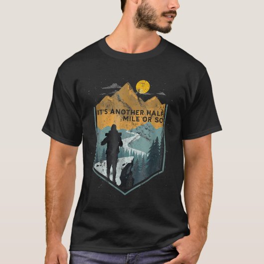 まだあと半マイルぐらいかな 山 Tシャツ (正面)