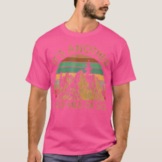 まだあと半マイルほどハイキング・クライミング Tシャツ