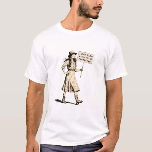まだこれに抗議している レトロフェミニスト活動家 Tシャツ (正面)