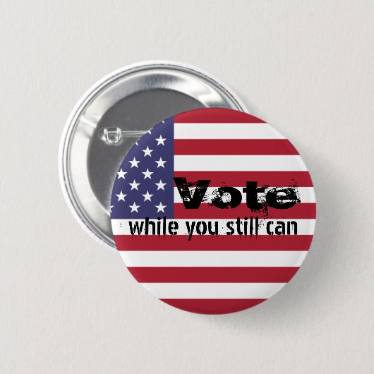 まだできる間に投票 – 政治フラグの引用文 缶バッジ (正面&裏面)