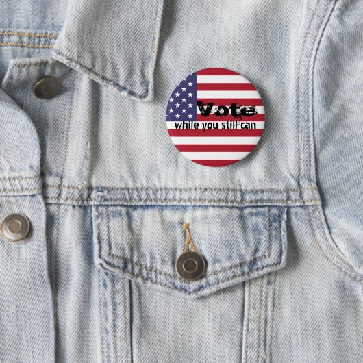 まだできる間に投票 – 政治フラグの引用文 缶バッジ (インサイチュ)