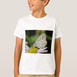 まだらなクリーム色の蝶 Tシャツ