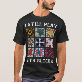まだブロックで遊んでいます キルト面白いキルティング縫製 Tシャツ