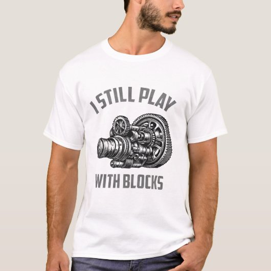 まだブロックで遊んでる レーシング整備士 Tシャツ (正面)
