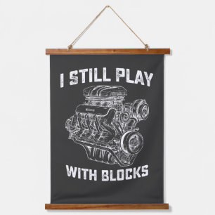 まだブロックで遊んでる 車のメカニック 吊り下げ型タペストリー