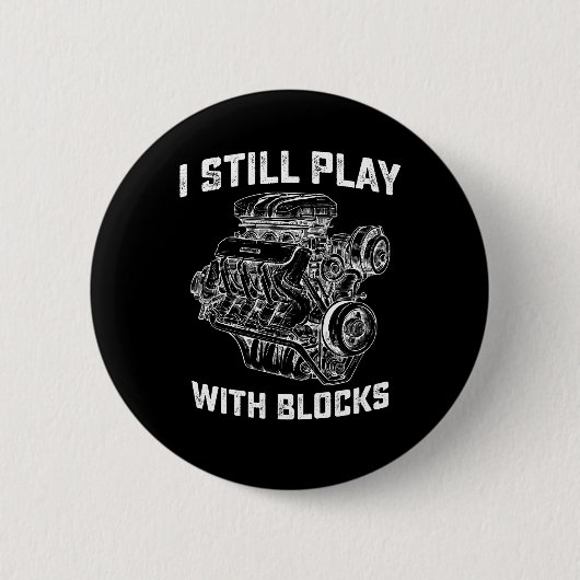 まだブロックで遊んでる 車のメカニック 缶バッジ (正面)