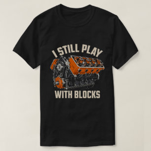 まだブロックで遊んでる V8エンジンメカニックおもしろTシャツ Tシャツ