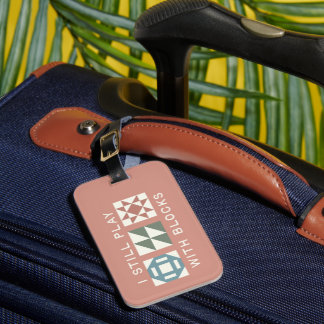 まだブロック遊びをするキルターの荷物タグ ラゲッジタグ