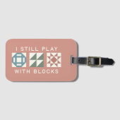 まだブロック遊びをするキルターの荷物タグ ラゲッジタグ (正面横)