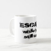 まだマグできる間に逃げる コーヒーマグカップ (正面左)