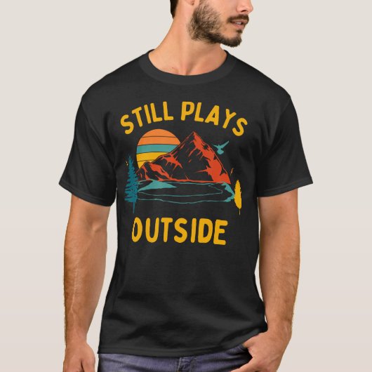 まだ外遊に出てハイキングとキャンピングシャツ Tシャツ (正面)