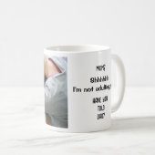 まだ大人にならない。パパは?おもしろいモダン コーヒーマグカップ (正面右)