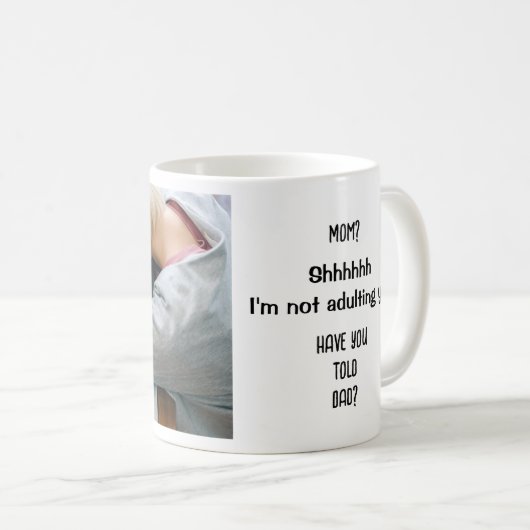 まだ大人にならない。パパは?おもしろいモダン コーヒーマグカップ (正面右)