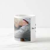 まだ大人にならない。パパは？おもしろいモダン コーヒーマグカップ (中央)