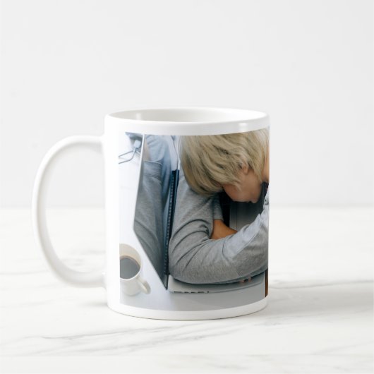 まだ大人にならない。パパは?おもしろいモダン コーヒーマグカップ (左)