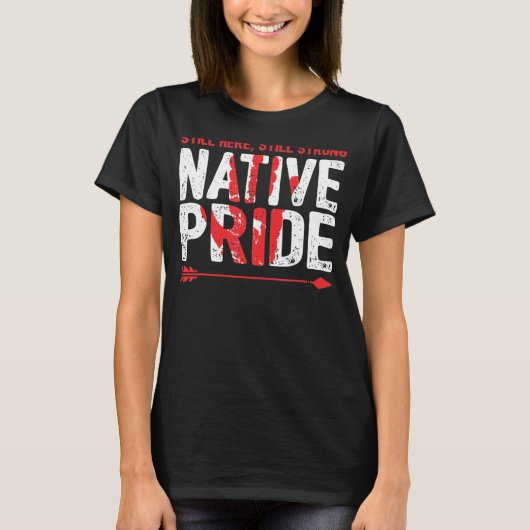 まだ強い先住民アメリカのプライド先住民 Tシャツ (正面)