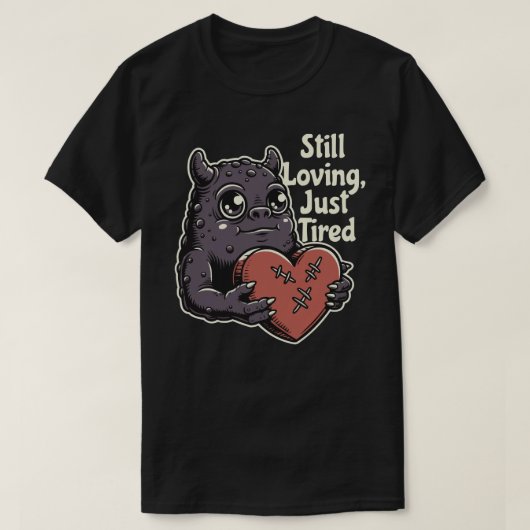まだ愛してる、ただ疲れてるだけ Tシャツ (デザイン正面)