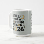 まだ朝が苦手 2026 コーヒーマグカップ (正面左)