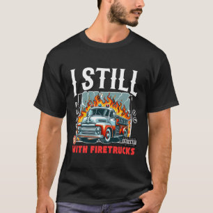 まだ消防車の遊びに夢中 Tシャツ