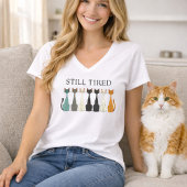 まだ疲れた皮肉な猫たち | ネコ好きユーモア Vネック Tシャツ