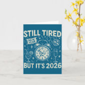 まだ疲れてるけど2026年だよ！面白いレトロな新年のアート カード (黄色い花)