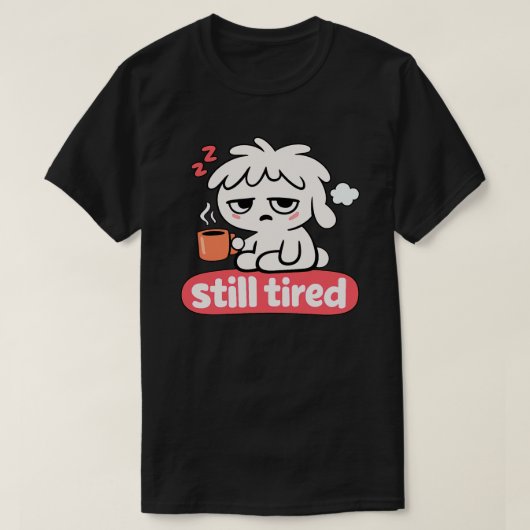 まだ眠い気分 – かわいい眠そうなコーヒー Tシャツ (デザイン正面)