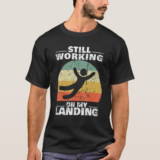 まだ着陸時の怪我の骨折した腕の脚で作業している Tシャツ (正面)