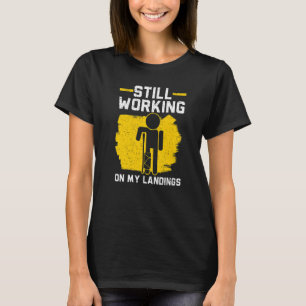 まだ私の着陸の壊れた脚の足の損傷に取り組んでいる Tシャツ