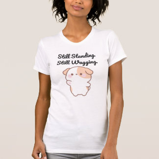 まだ立ち続ける まだ尻尾を振る 面白い犬Tシャツ | Tシャツ