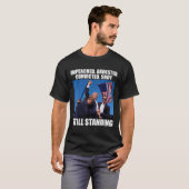 まだ立っている弾劾された有罪判決を受けた発砲 Tシャツ (正面フル)